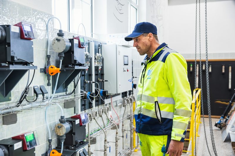 Mitarbeiter an der Dosieranlage im Wasserwerk