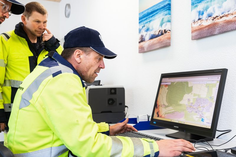 Mitarbeiter studiert die Netzkarte in der Leitwarte