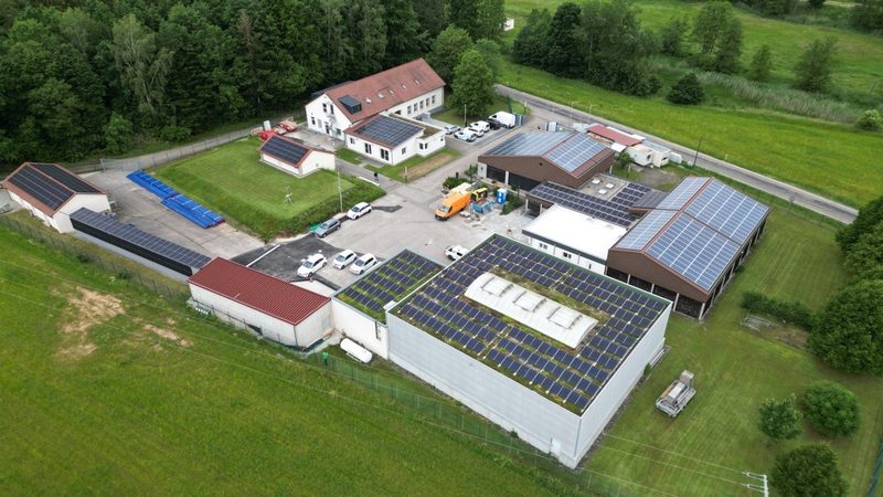 Wasserwerk Wört von oben mit großflächigen Photovoltaikanlagen